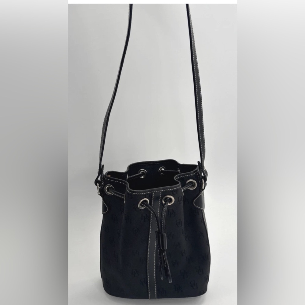 Vintage Dooney & Bourke Bucket Bag Purse Black Crossbody Logo Leather Canvas Y2K - Picture 1 of 12